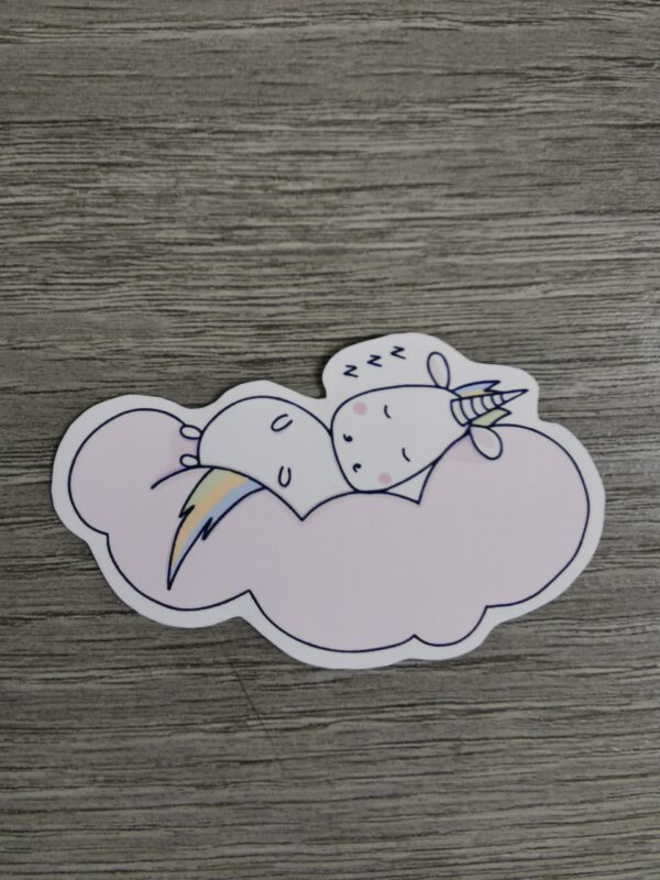 Une licorne qui dort sur un nuage